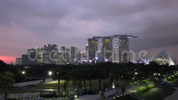 晚上从码头拦河坝看新加坡天际线视频的预览图