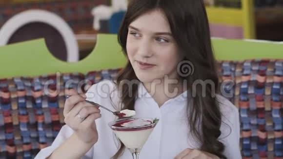快乐的女孩吃果冻甜点慢慢地视频的预览图