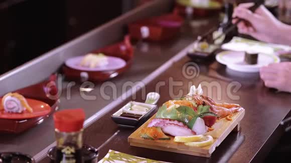 在亚洲餐馆用筷子吃寿司近距离射击视频的预览图