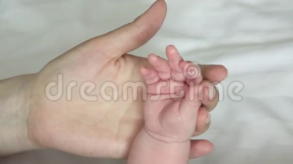 母亲手中婴儿的细节概念视频的预览图