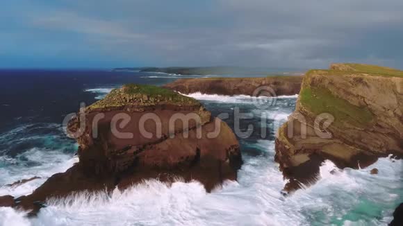 狂野的海水撞击爱尔兰西海岸的岩石悬崖视频的预览图