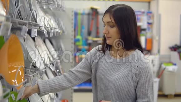 家庭用品商店的年轻女子选择盘子视频的预览图