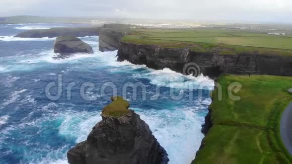 爱尔兰西海岸美妙的悬崖线空中无人机镜头视频的预览图