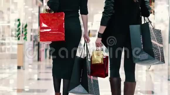 2两个年轻女子买东西去购物视频的预览图