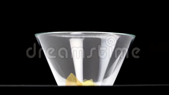 混合水果沙拉在玻璃碗停止运动时间在黑色背景健康甜点视频的预览图