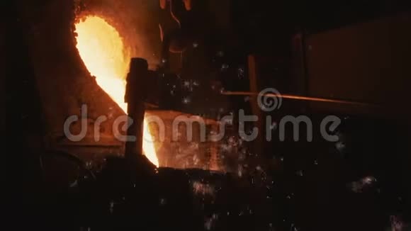 钢铁厂里铁水从桶里倒出来视频的预览图