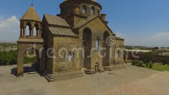 塔特夫修道院位于亚美尼亚村庄附近的大型玄武岩高原上视频的预览图