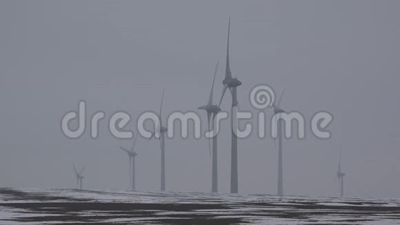 风力涡轮机移动冬季多雾天气替代电力视频的预览图