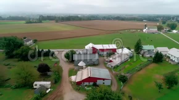 无人机鸟瞰阿米什农场和阿米什星期日会议视频的预览图