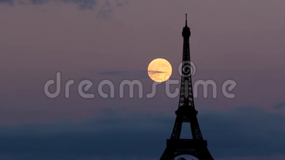 月亮在巴黎埃菲尔铁塔后面升起视频的预览图