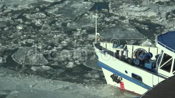 冻结河流中被封锁船舶的详细情况冬季航海运输结束视频的预览图