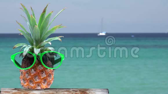 带太阳镜的菠萝绿松石水和白船航行概念性异国情调的暑假邀请视频的预览图