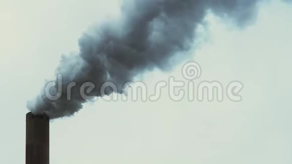 从烟囱冒出的污染性脏烟视频的预览图