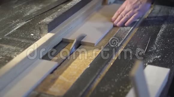 木匠用圆锯锯木板木工车间视频的预览图