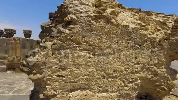 亚美尼亚古代大教堂的古柱楼梯和祭坛遗迹视频的预览图