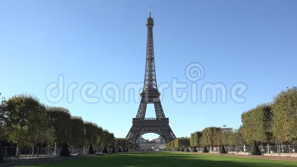 埃菲尔铁塔和绿色小巷蓝色宁静的天空美丽浪漫的法国日视频的预览图