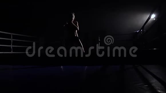 黑暗中的运动员训练胜过她的腿剪影慢动作视频的预览图