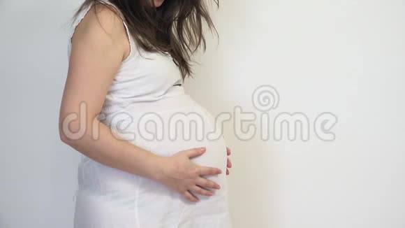 孕妇爱抚自己的腹部等待奇迹的诞生纯洁的感觉亲近细节视频的预览图