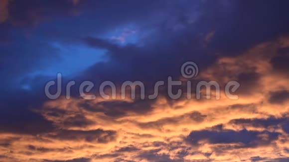 红云覆盖蓝天美丽的自然现象视频的预览图