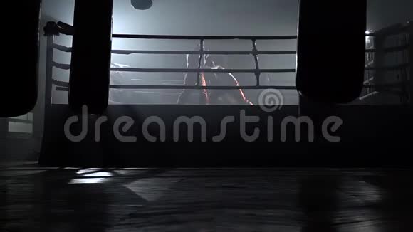 拳击场上的人在黑暗中搏斗慢动作视频的预览图