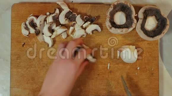 切蘑菇做饭视频的预览图