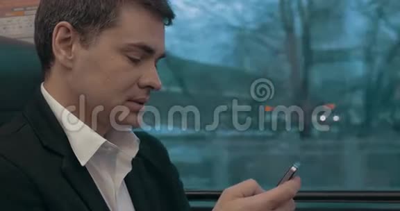 商务人员在火车旅行时使用智能手机视频的预览图