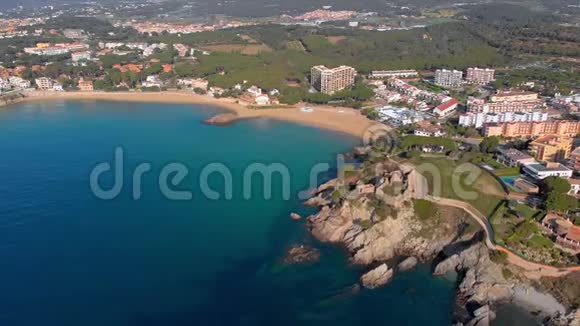 科斯塔布拉瓦海岸的无人机镜头西班牙的小村庄拉福斯卡视频的预览图