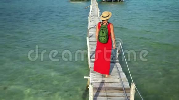 两帧视频穿着红色长裙走在码头上的美女PhuQuoc岛旅行者走的女人视频的预览图