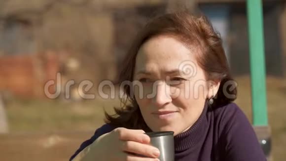 女人在户外喝热茶视频的预览图