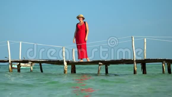 两帧视频穿着红色长裙走在码头上的美女PhuQuoc岛旅行者走的女人视频的预览图