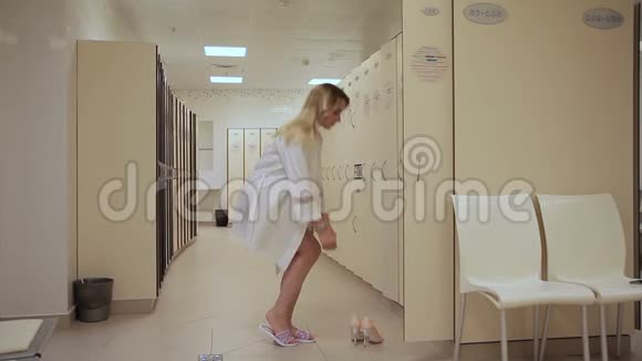 年轻女子把鞋子放在室内更衣室的更衣室里视频的预览图