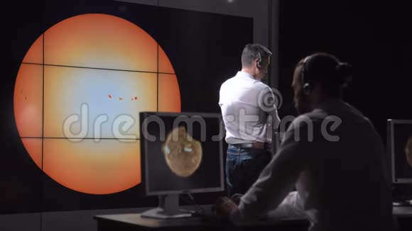 未来派天文队和太阳演示视频的预览图