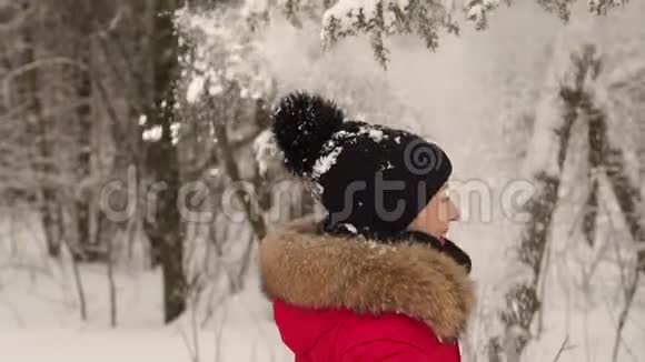 快乐的女孩在公园里大雪下旋转视频的预览图