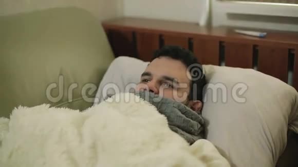 一个戴灰色围巾的男人咳嗽视频的预览图