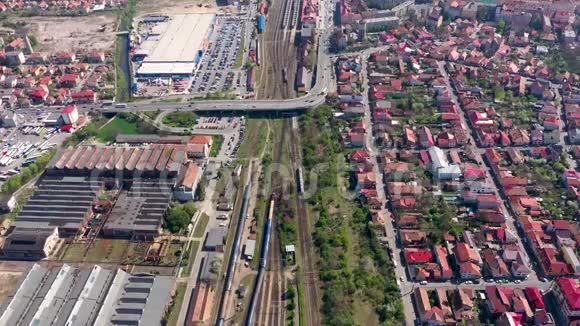 从无人机上鸟瞰城市建筑罗马尼亚首都城市景观视频的预览图