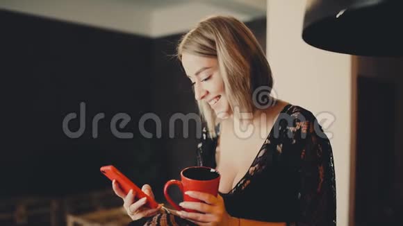 年轻快乐的金发女人使用智能手机与坐在桌子上的男朋友交流视频的预览图