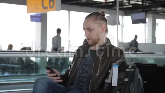 坐在车站国际机场大厅里的帅哥视频的预览图