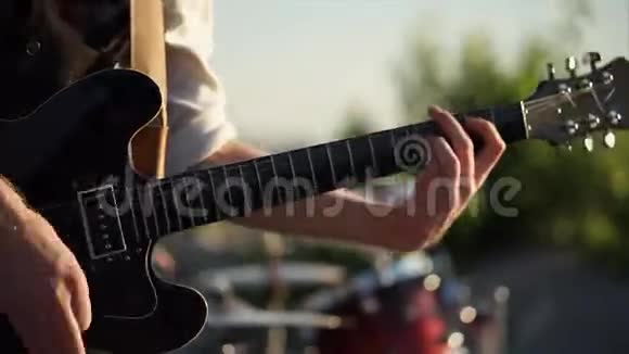 近距离拍摄一个男人手他用一个调停者演奏节奏吉他视频的预览图