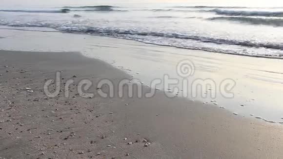 早晨的阳光随着海浪慢慢地溅到沙滩上热带海滩宁静的田园风光视频的预览图