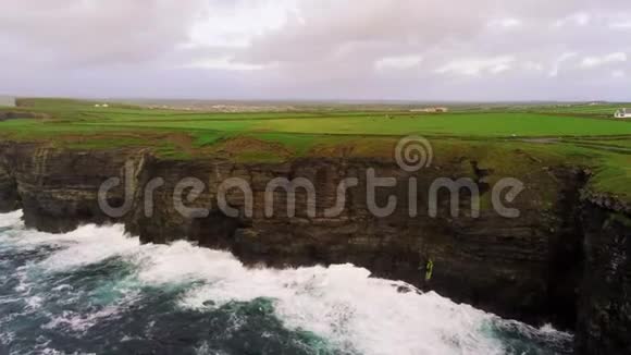 爱尔兰西海岸美丽的陡峭悬崖视频的预览图