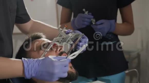 医生牙医中颌比例的测定特写视频的预览图