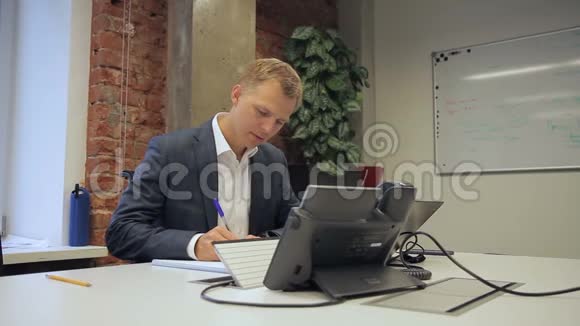 男老板坐在自己的办公室里写笔记本视频的预览图