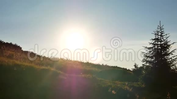 在黎明时摸索喀尔巴阡山脉乌克兰视频的预览图