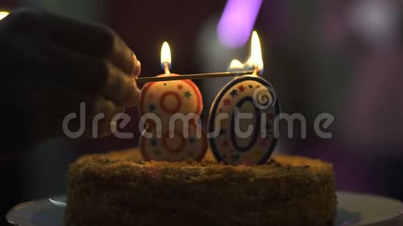 手工点燃蜡烛生日蛋糕80周年庆典美味甜点视频的预览图
