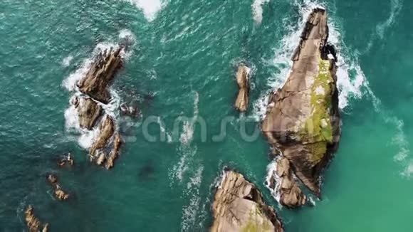 登昆码头爱尔兰西海岸绿松石海水上空飞行视频的预览图