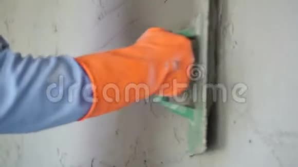 建筑工人在施工现场用水泥抹灰砖墙视频的预览图