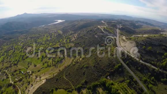 照相机在雄伟的青山上飞过有橄榄树山在地平线上视频的预览图