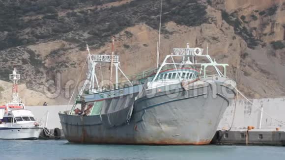 地中海的大型渔船视频的预览图