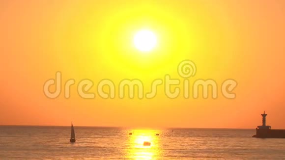 日落时分的游艇视频的预览图