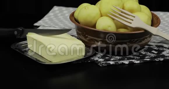 把新鲜的生土豆洗在一张桌子上准备做饭黄油木叉视频的预览图